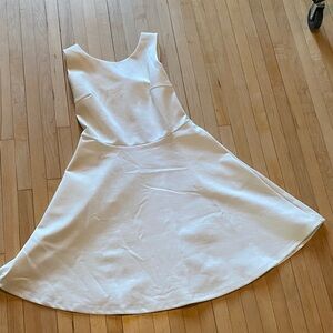 Elegant White Sleeveless Dress with pockets